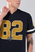 Camiseta azul intensa con cuello V y diseño college