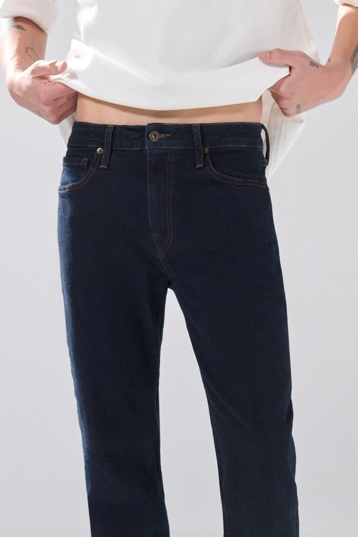 Jean tiro bajo azul straight leg infaltables con bota recta
