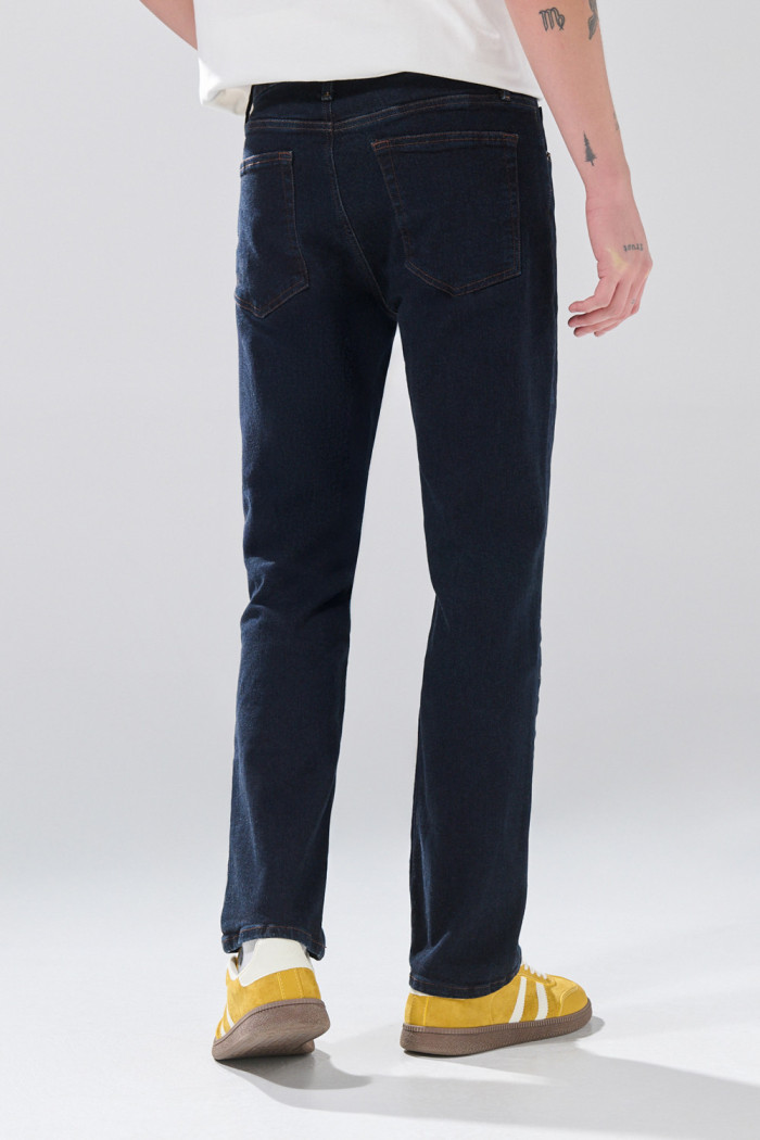Jean tiro bajo azul straight leg infaltables con bota recta
