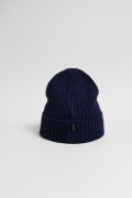 Gorro tejido unicolor con texto en frente y finas texturas
