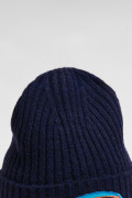 Gorro tejido unicolor con texto en frente y finas texturas
