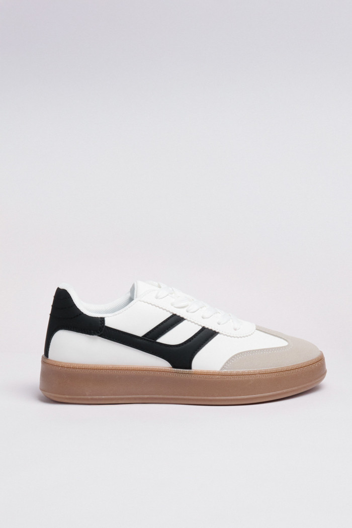 Tenis unicolores de plataforma con contrastes y cortes
