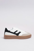 Tenis unicolores de plataforma con contrastes y cortes
