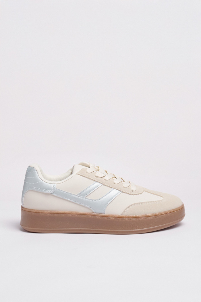 Tenis unicolores de plataforma con contrastes y cortes
