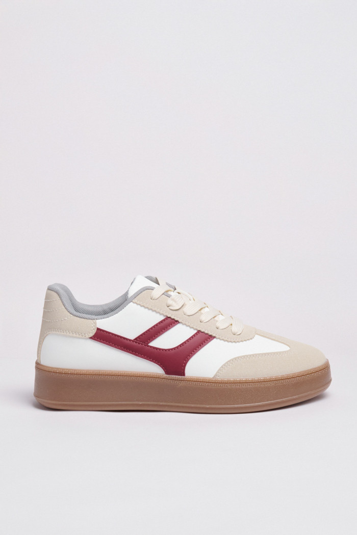 Tenis unicolores de plataforma con contrastes y cortes
