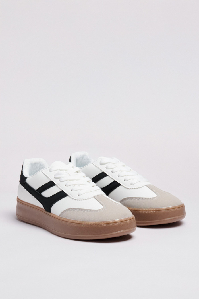 Tenis unicolores de plataforma con contrastes y cortes
