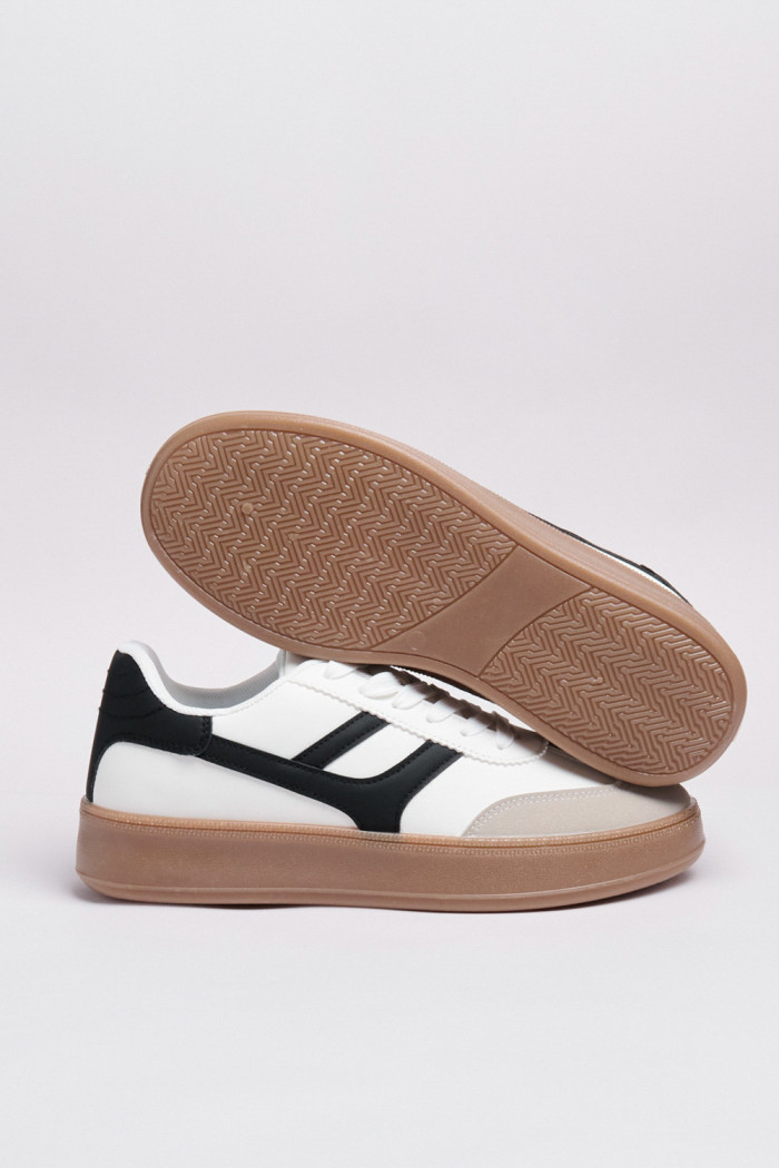 Tenis unicolores de plataforma con contrastes y cortes

