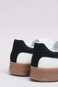Tenis unicolores de plataforma con contrastes y cortes
