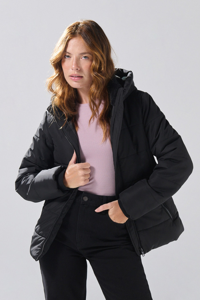 Chaqueta unicolor acolchada con capota y cinturón