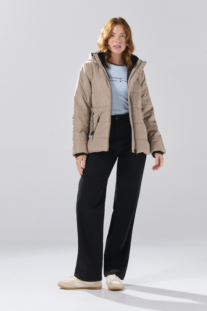 Chaqueta unicolor acolchada con capota y cinturón