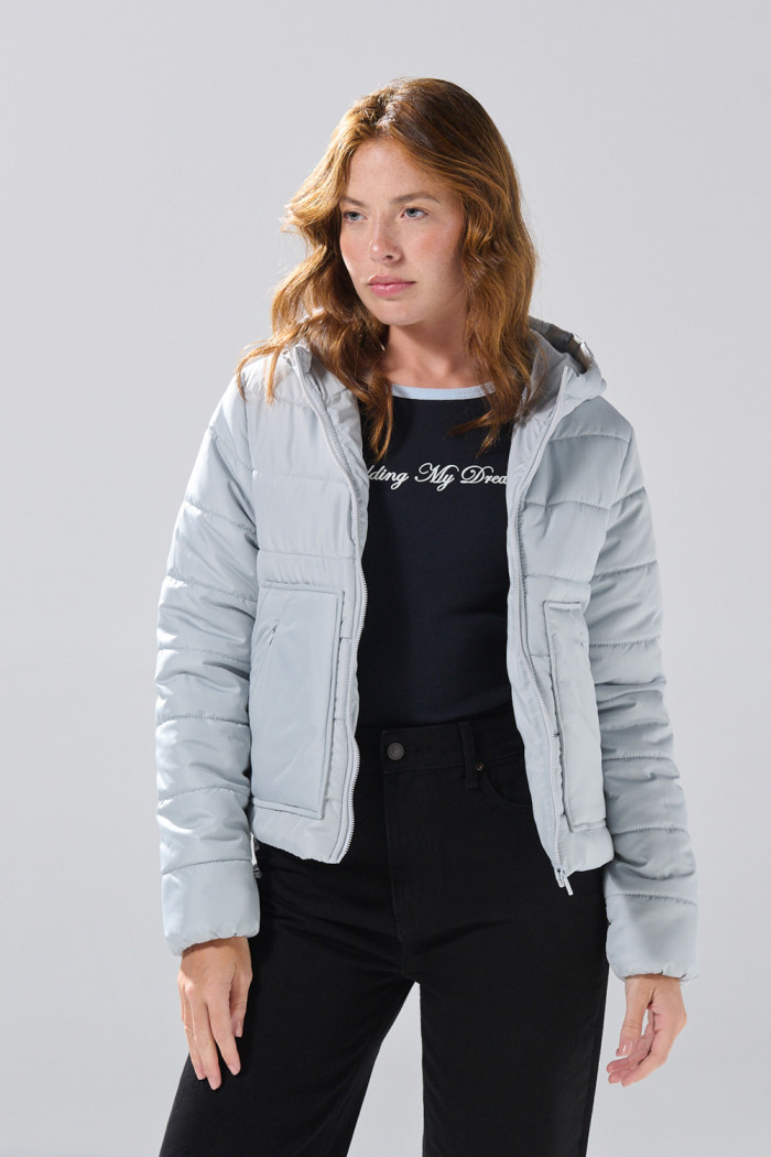 Chaqueta acolchada gris clara con capota y bolsillos