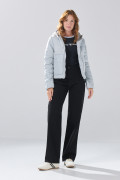 Chaqueta acolchada gris clara con capota y bolsillos