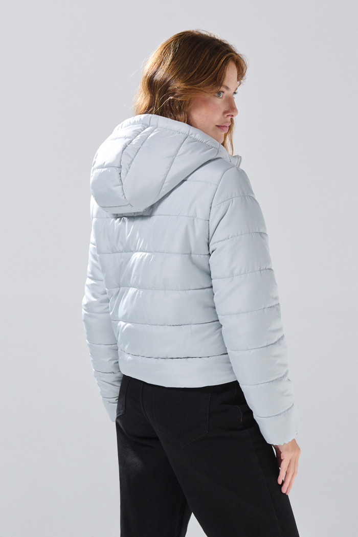 Chaqueta acolchada gris clara con capota y bolsillos
