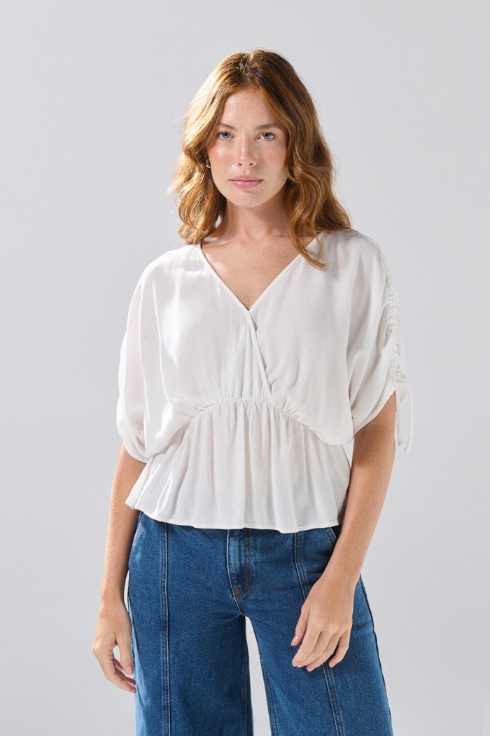 Blusa unicolor con elástico en cintura y manga larga