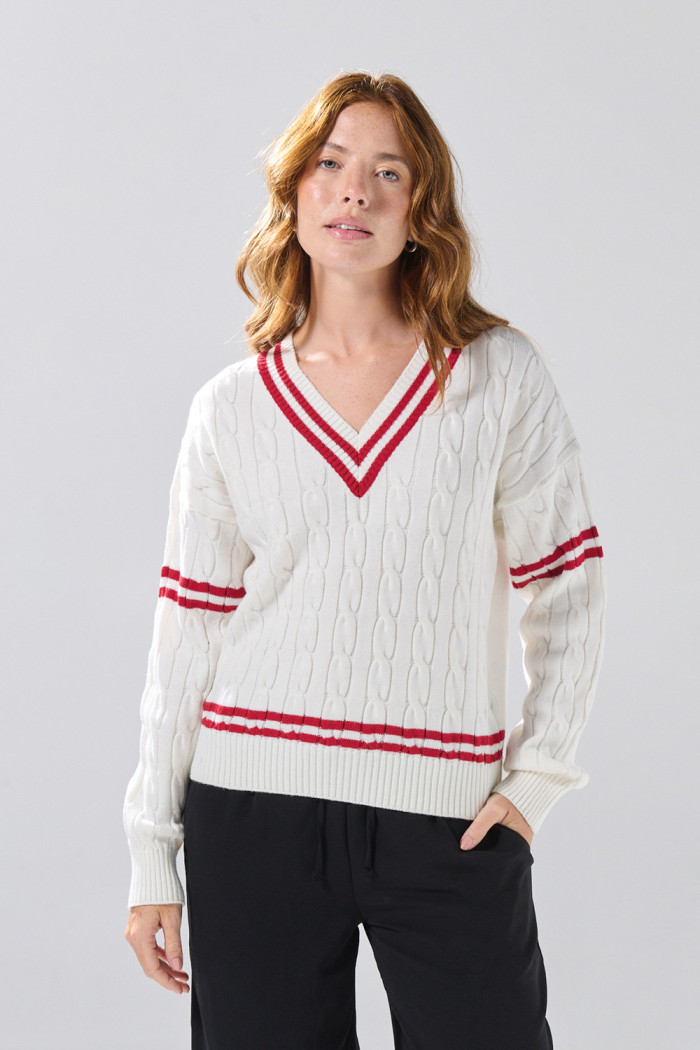 Suéter cuello V crema claro con texturas y rayas rojas
