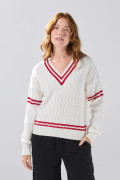 Suéter cuello V crema claro con texturas y rayas rojas