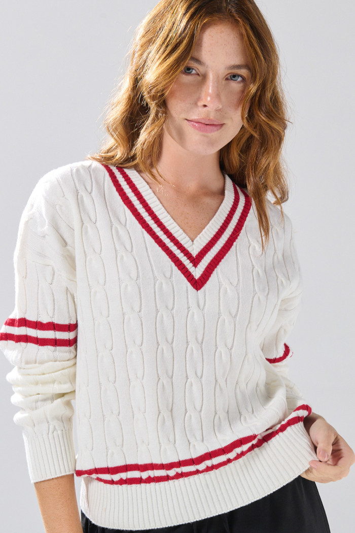 Suéter cuello V crema claro con texturas y rayas rojas