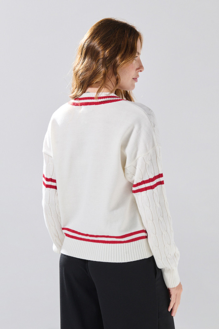 Suéter cuello V crema claro con texturas y rayas rojas
