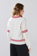 Suéter cuello V crema claro con texturas y rayas rojas