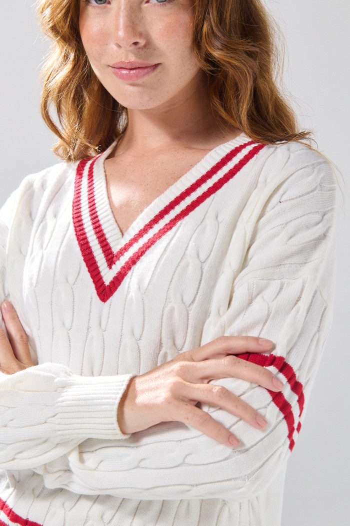 Suéter cuello V crema claro con texturas y rayas rojas