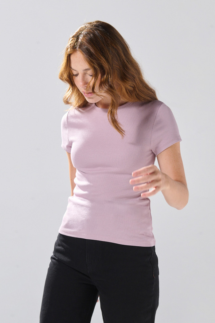 Camiseta infaltables en tela de rib unicolor con manga corta
