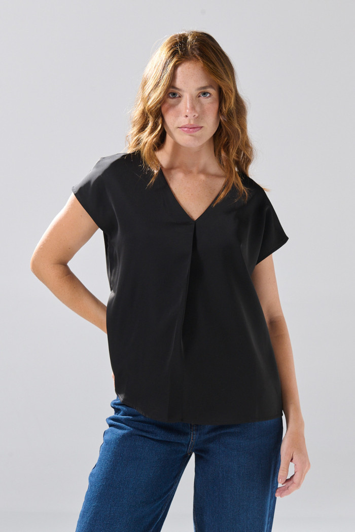 Blusa unicolor con hombro rodado y escote V