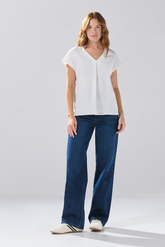 Blusa unicolor con hombro rodado y escote V