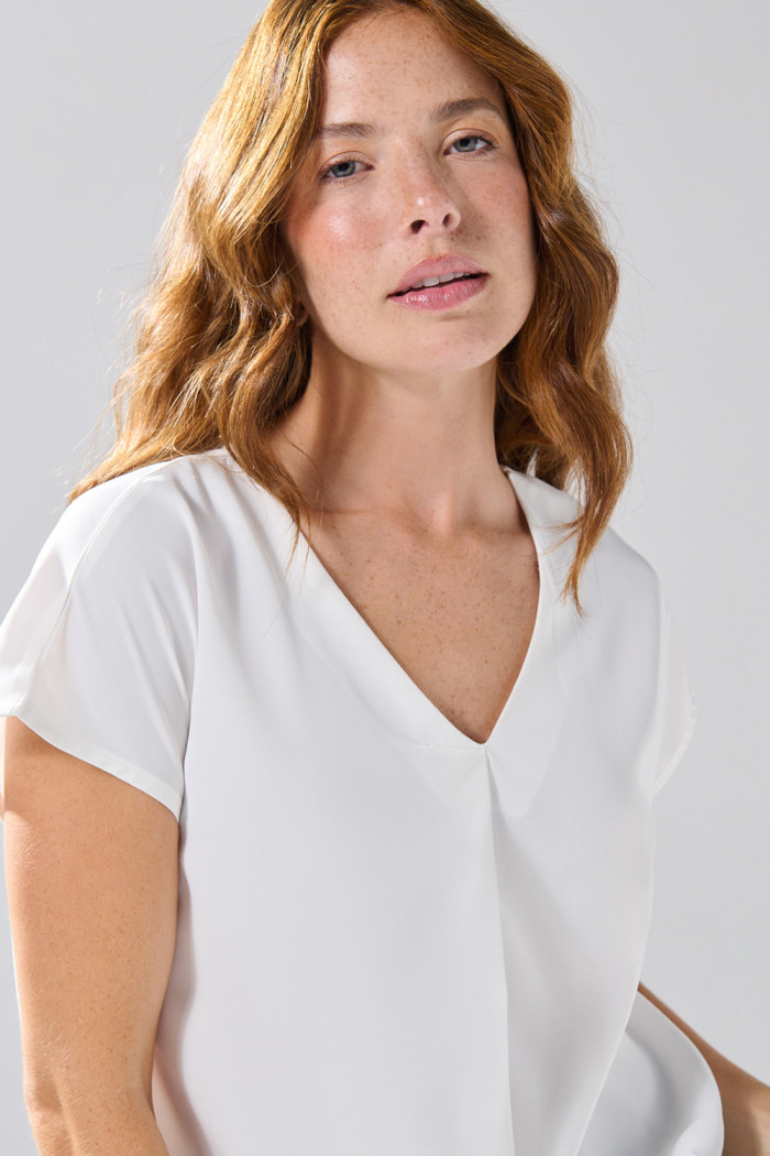Blusa unicolor con hombro rodado y escote V