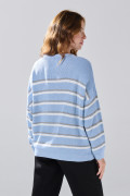Suéter cuello redondo azul medio con rayas en contraste
