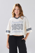 Camiseta oversize crop top crema con cuello V y arte college
