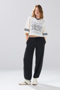 Camiseta oversize crop top crema con cuello V y arte college
