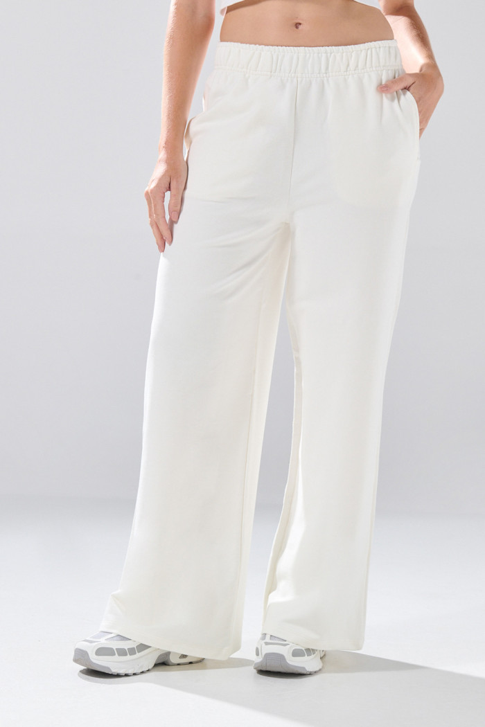 Pantalón unicolor jogger con bolsillos laterales y bota ancha