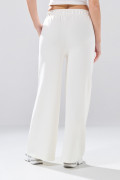 Pantalón unicolor jogger con bolsillos laterales y bota ancha