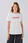 Camiseta manga corta crema con texto college rojo
