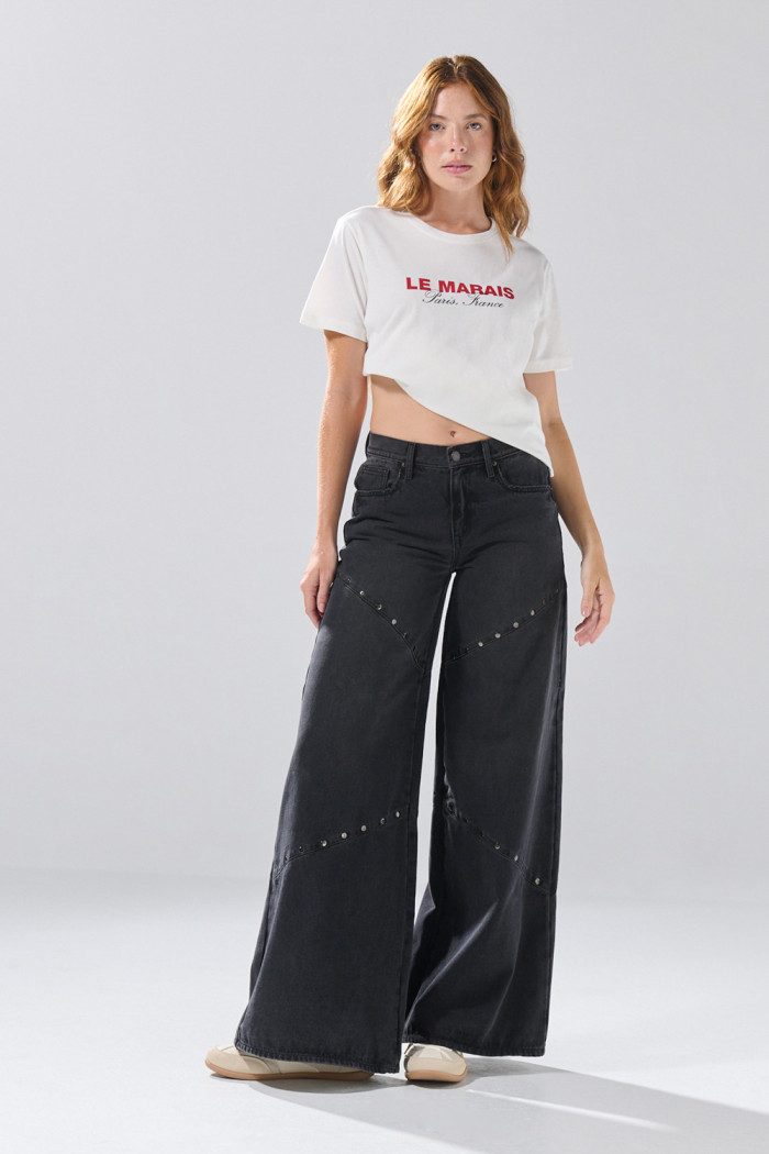Camiseta manga corta crema con texto college rojo
