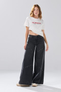 Camiseta manga corta crema con texto college rojo
