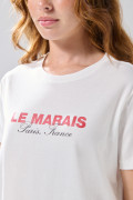 Camiseta manga corta crema con texto college rojo

