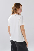Camiseta manga corta crema con texto college rojo

