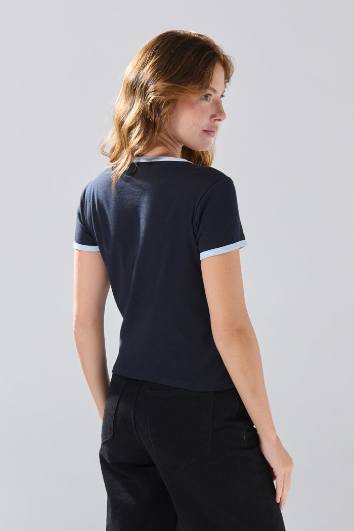 Camiseta azul intensa manga corta college con contrastes
