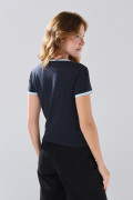 Camiseta azul intensa manga corta college con contrastes
