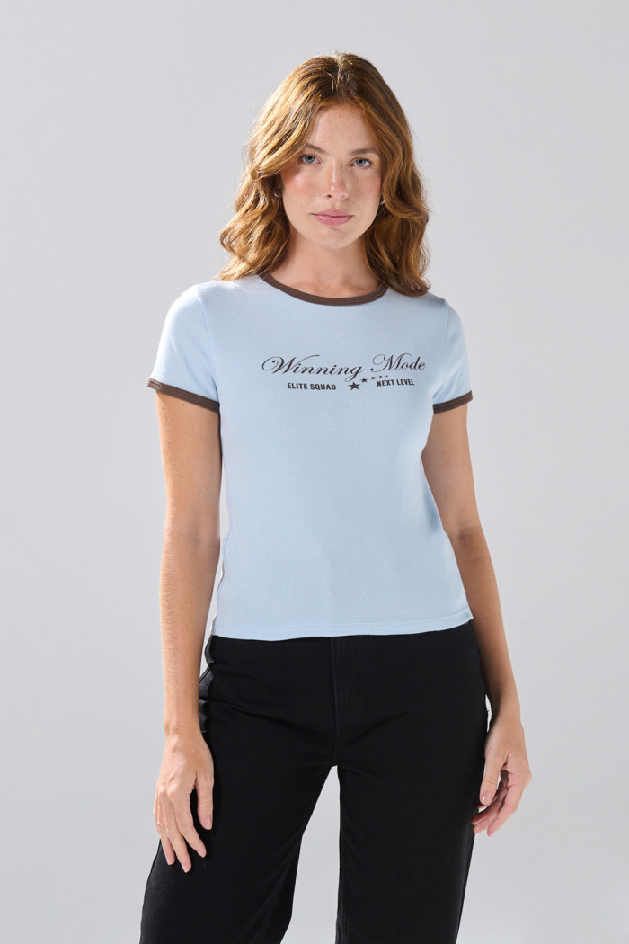 Camiseta cuello redondo azul con contrastes y arte college

