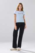 Camiseta cuello redondo azul con contrastes y arte college
