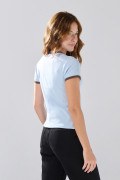 Camiseta cuello redondo azul con contrastes y arte college
