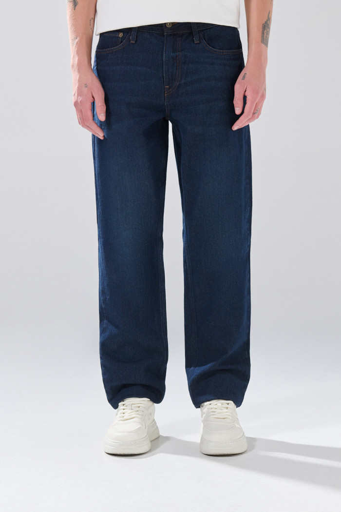Jean 90´S infaltables azul intenso con bota recta y tiro bajo
