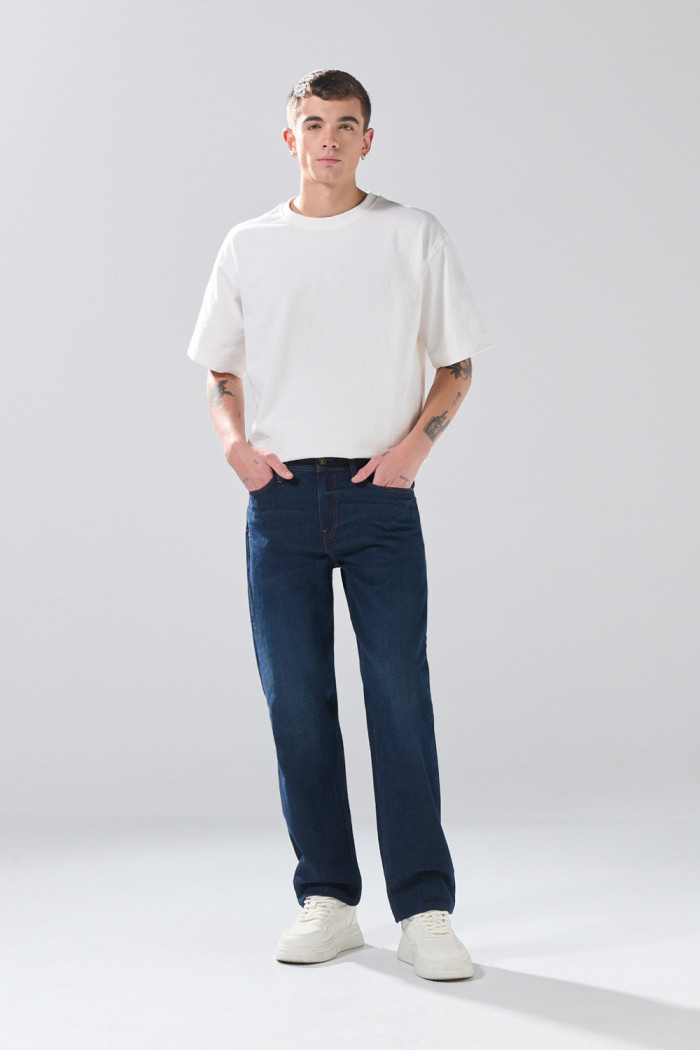 Jean 90´S infaltables azul intenso con bota recta y tiro bajo
