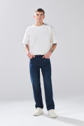 Jean 90´S infaltables azul intenso con bota recta y tiro bajo
