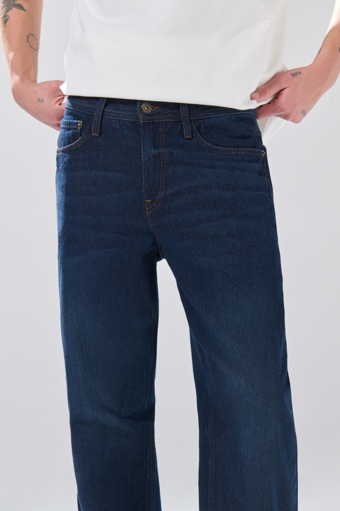 Jean 90´S infaltables azul intenso con bota recta y tiro bajo
