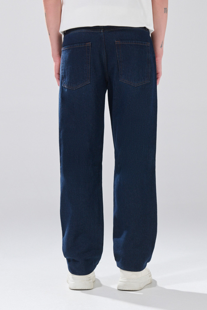 Jean 90´S infaltables azul intenso con bota recta y tiro bajo
