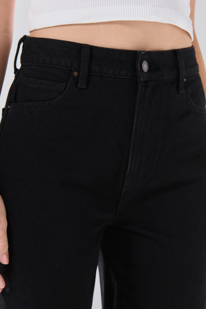 Jean 90´S infaltables tiro alto negro con bota recta
