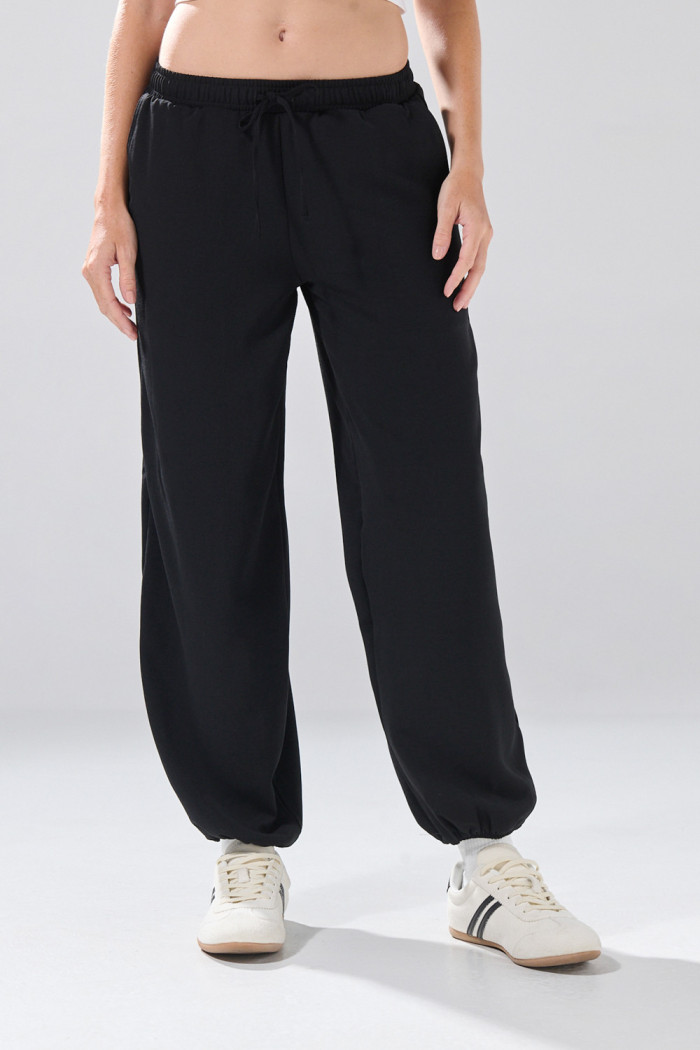 Pantalón negro balloon cargo tiro medio con bota ancha
